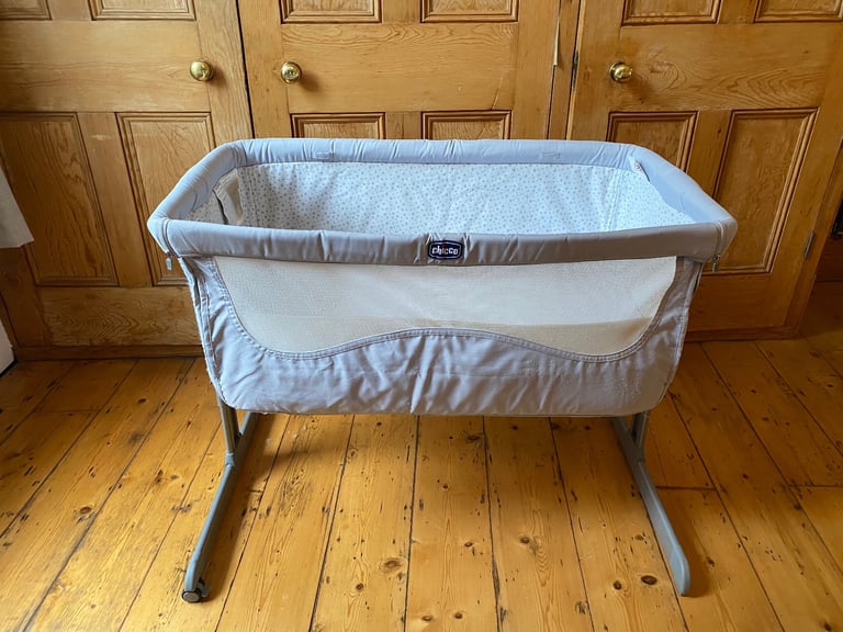 Chicco Next to Me Baby Crib (with four sheets included)