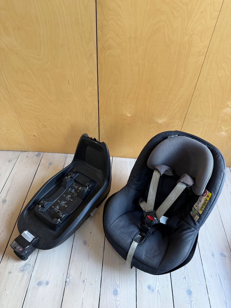 Maxi-Cosi Pearl i-Size car seat and ISOFix base