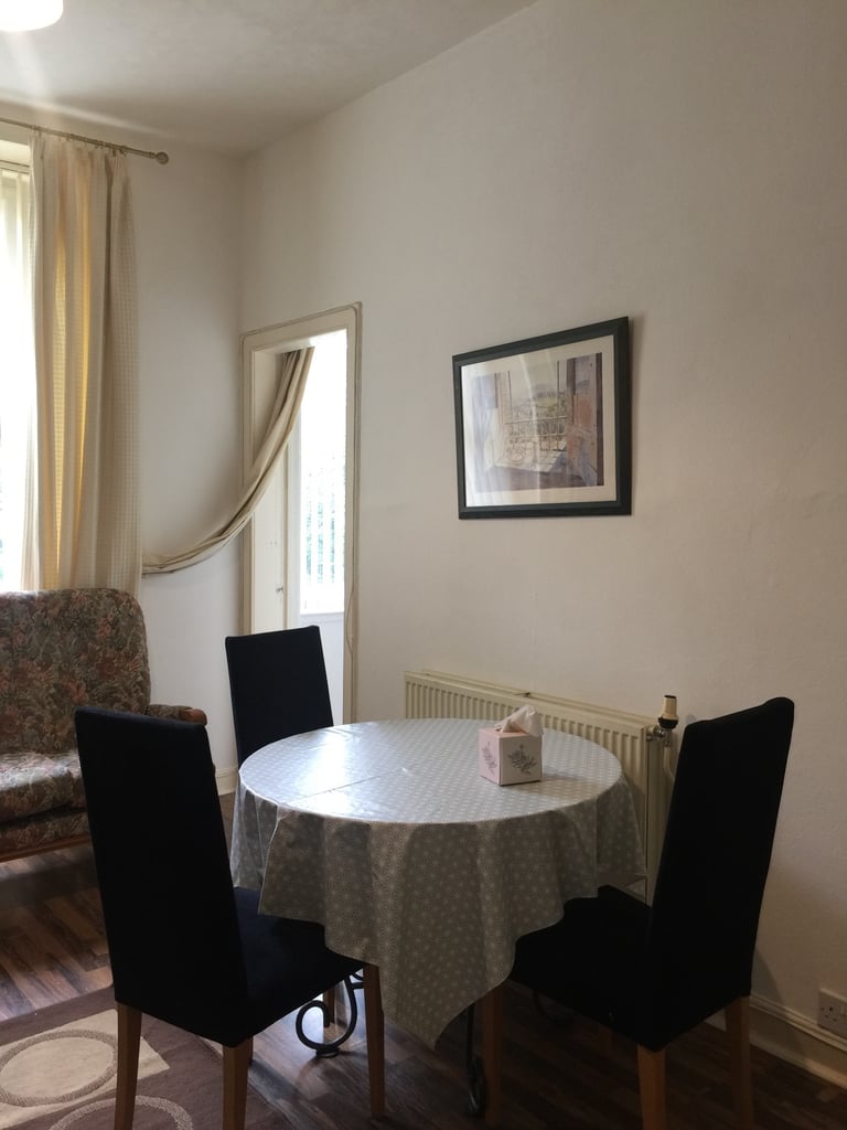  Spacious 3-Bed Flat in Dalry – Quiet Location, Excellent Transport Links