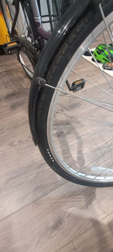 Apollo Elyse Women's Hybrid Bike. 16" Frame 700C Wheels. 21 Speed, in VGC