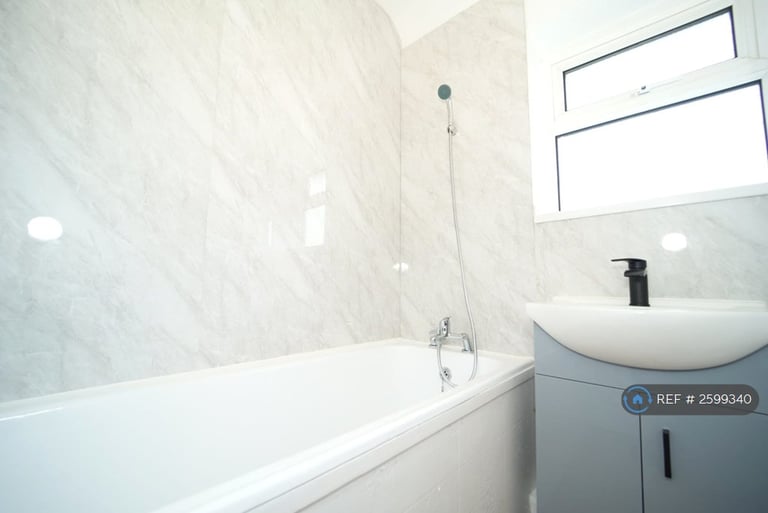 4 bedroom house in Chertsey Road, Twickenham, TW2 (4 bed) (#2599340)