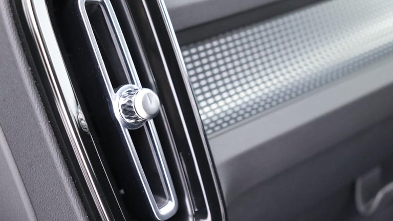 2025 Volvo XC40 B4 (P) Ultra Dark (Sunroof, Pilot Assist, 21' Alloys, BLIS) ESTATE Petrol/Electri...