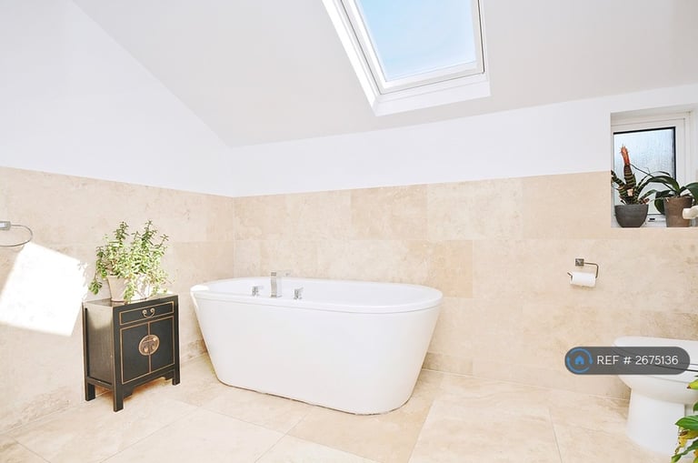 3 bedroom flat in Tooting, London, SW17 (3 bed) (#2675136)