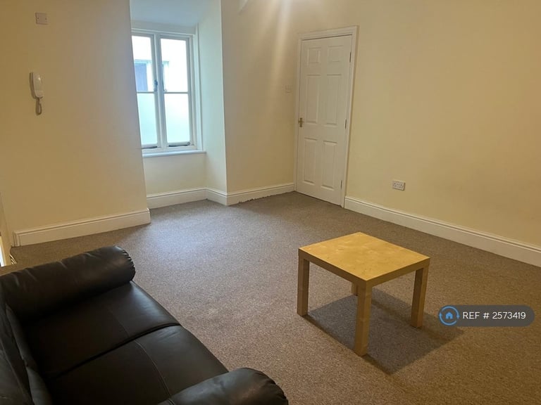 2 bedroom flat in High Street, Haverfordwest, SA61 (2 bed) (#2573419)
