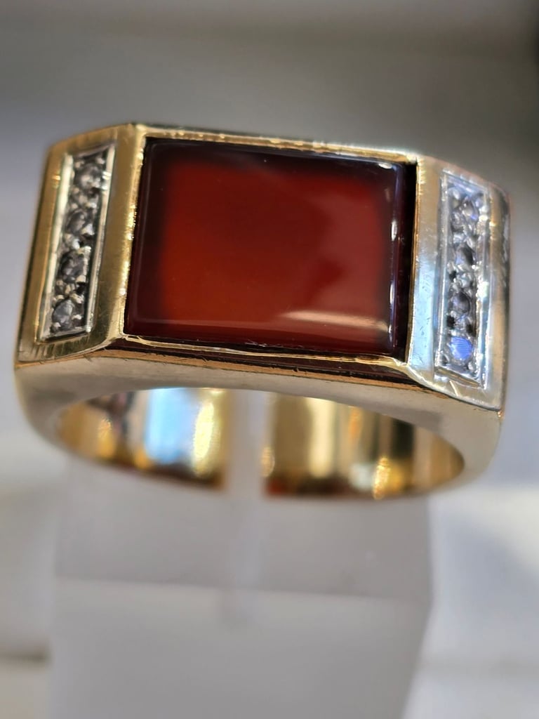 9CT GOLD CARNELIAN & DIAMIOND SIGNET RING