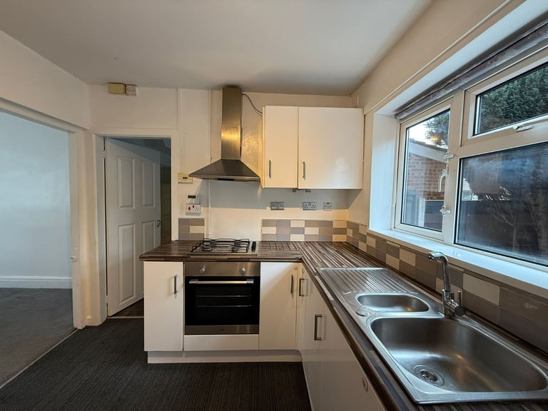 **THREE BEDROOM TERRACED HOUSE TO LET**IDEAL FAMILY HOME**DRIVEWAY**