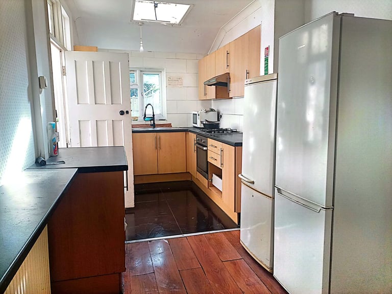 Spacious and Cosy Double Room for Rent in - UB10 0JB