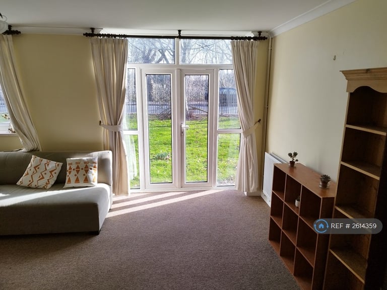 3 bedroom flat in Spencer Park, London, SW18 (3 bed) (#2614359)