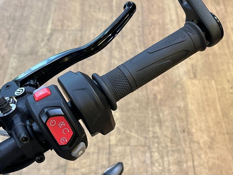 2025 Triumph Speed Triple 1200 RS PREMIUM COLOUR Petrol red 6 Speed