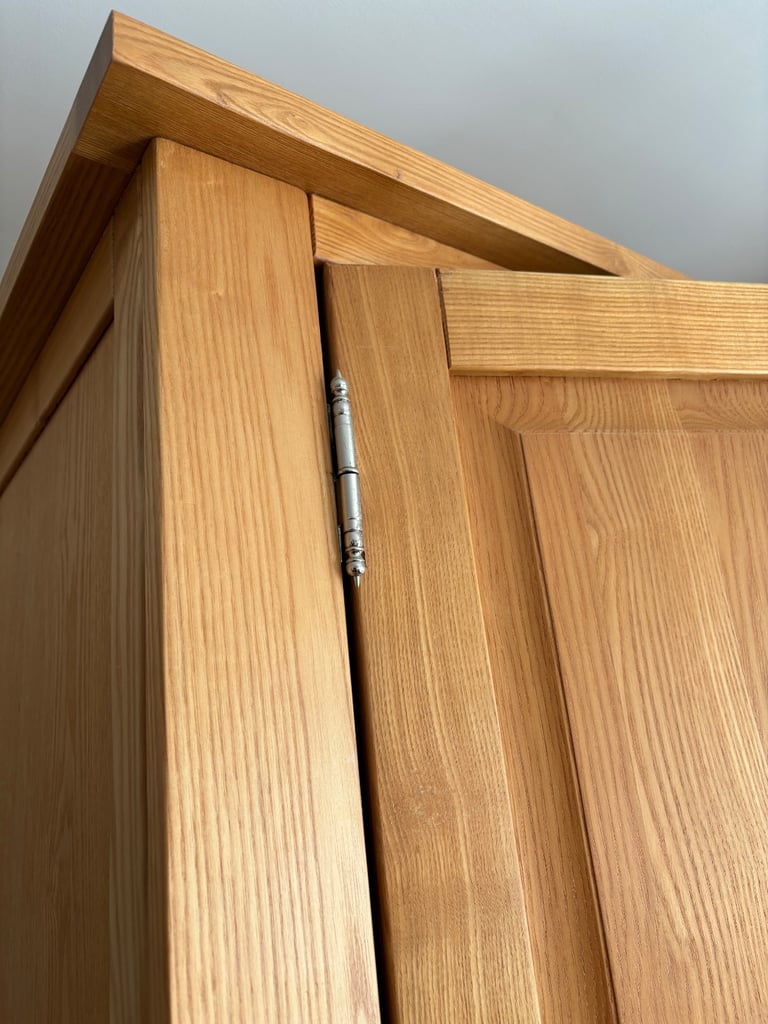 Beautiful ‘Sleepy Valley’ Solid Oak large double wardrobe with 2 spacious drawers like new DELIVERY