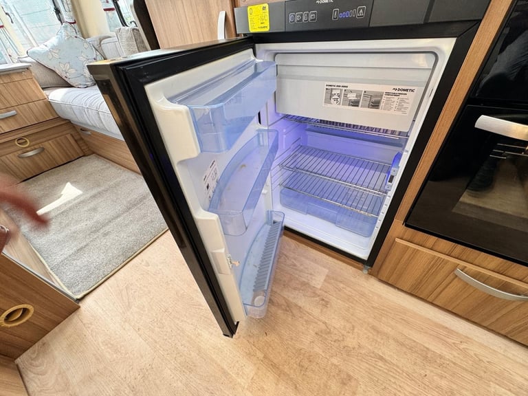 LUNAR QUASAR 462 2019 MODEL 2 BERTH REAR WASHROOM TOURING CARAVAN