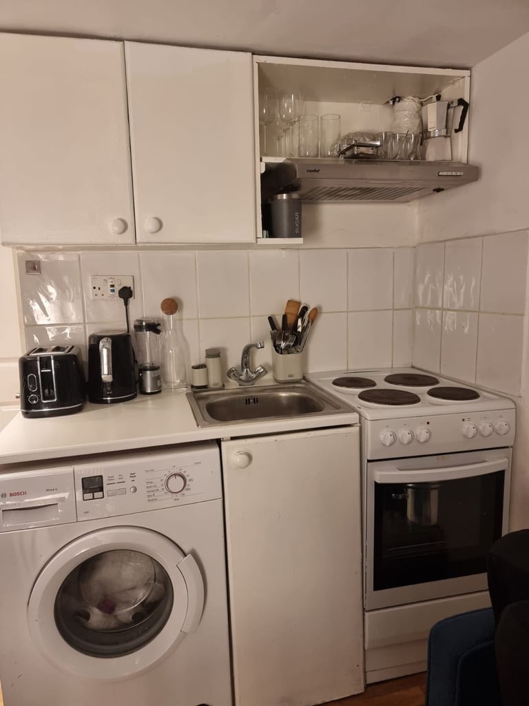 DSS FULHAM 1ST FL SELF CON STUDIO FLAT 10 MIN WALK TUBE &RIVER SHORT BUS RIDE TO CLAPHAM JUNCTION 
