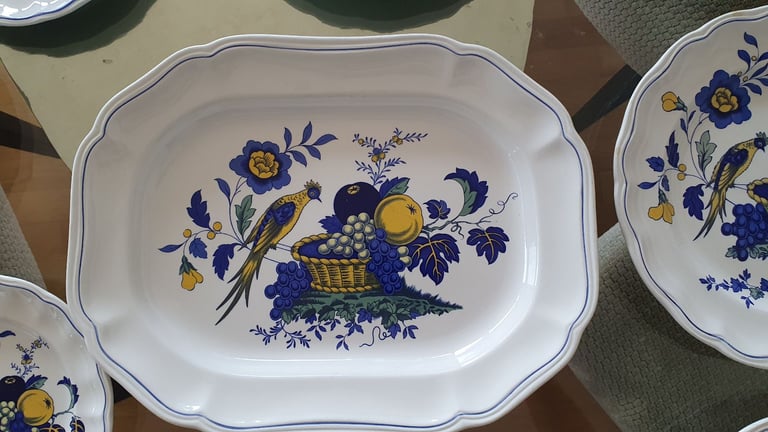 Dinner / Crockery Set - 16 piece (x3 plates chipped)