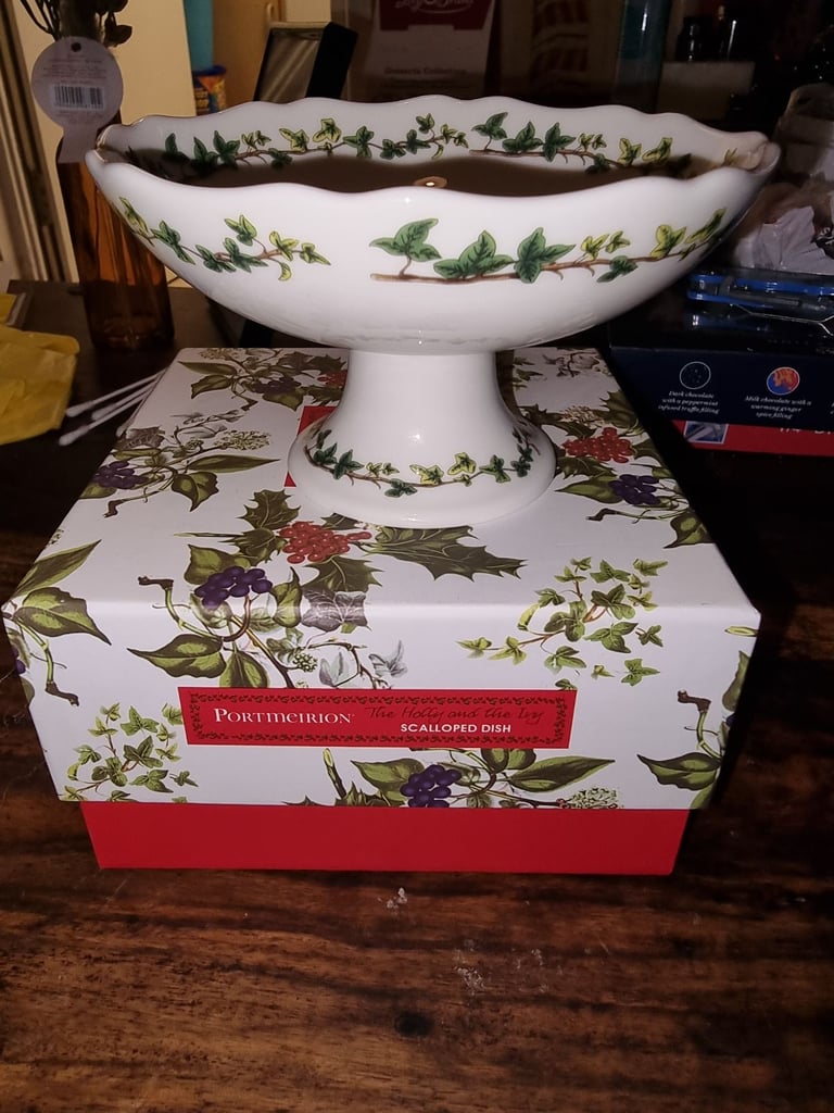 image for Portmeirion Scalloped Dish and Table Mats