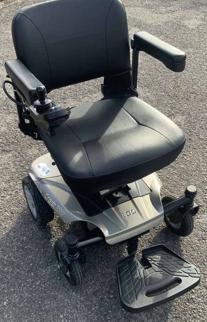 MOBILITY SCOOTER  FOLDING TYPE ONLY 17KG . £250  BARGAIN 