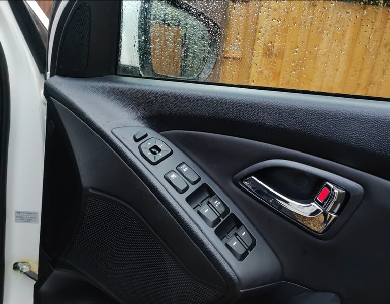 Hyundai IX35 Premium 2.0CRDI 4X4 with AUTO GEARBOX, FULL SERVICE HISTORY