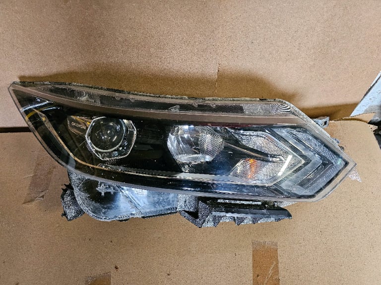 image for NISSAN QASHQAI FACELIFT HEADLIGHT GOOD CONDITION 