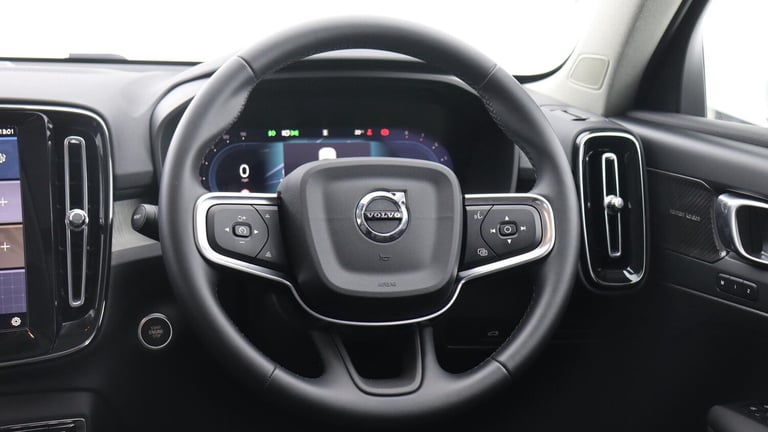 2025 Volvo XC40 B4 (P) Ultra Bright (Sunroof, Pilot Assist, BLIS, Leather) ESTATE Petrol/Electric...