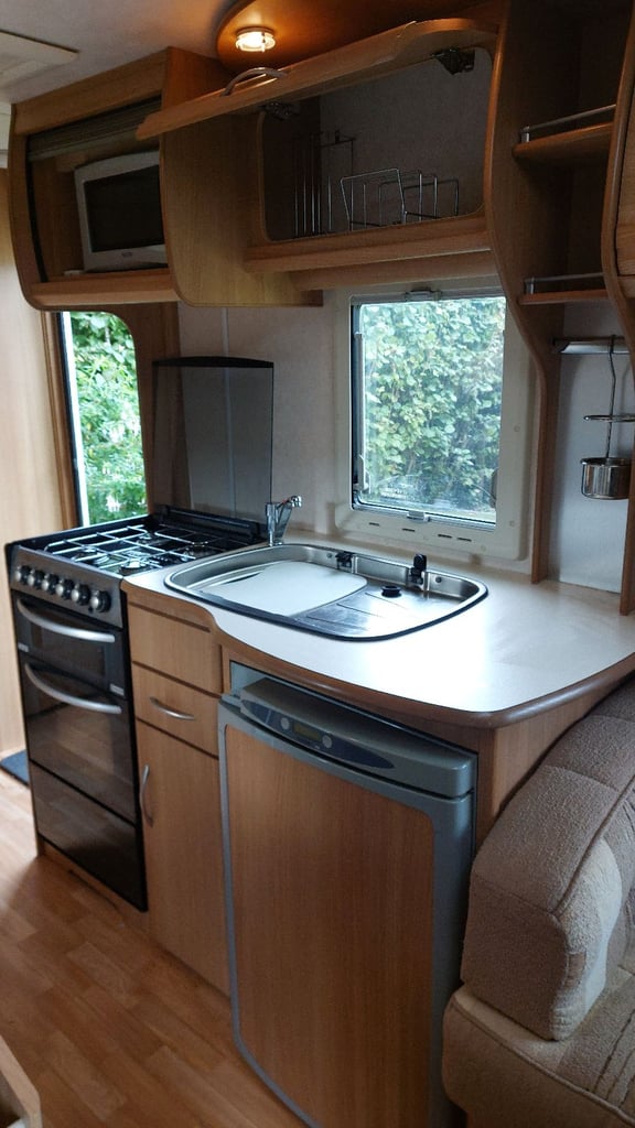 2008 Coachman VIP 520 4 Berth