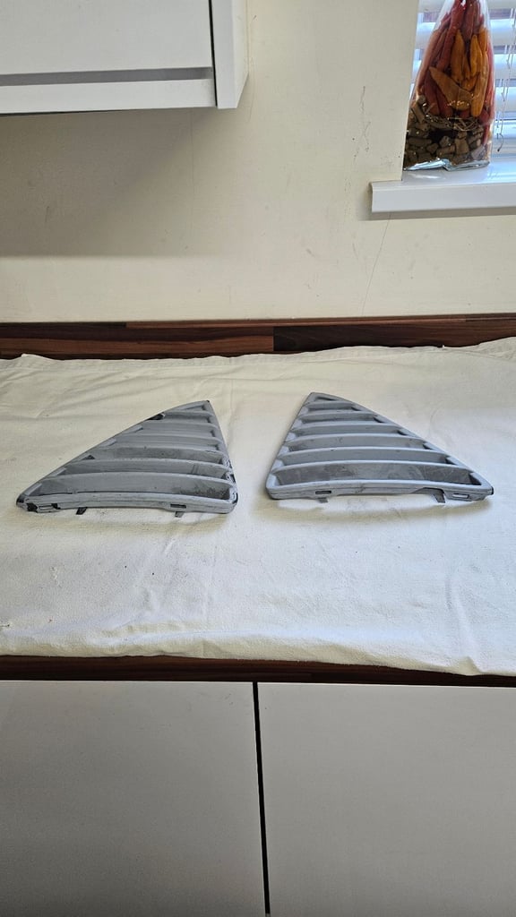 GENUINE FORD FOCUS MK3 TITANIUM X FRONT GRILLS AND BOTTOM GRILLS 