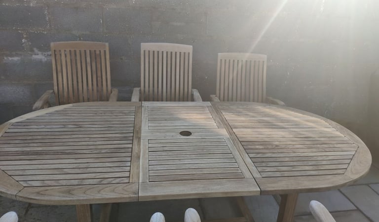 Extendable Winchester Collection Solid Teak  Garden Table & 5 Reclining Chairs & Cushions.