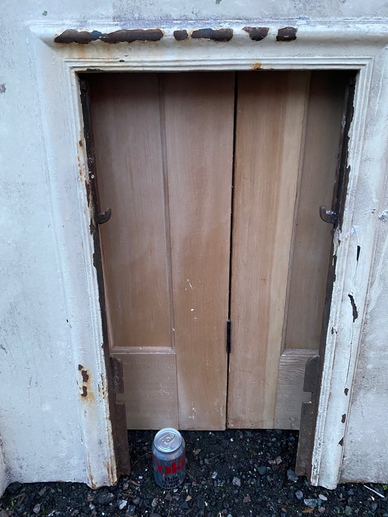 Large Victorian / Edwardian cast iron fireplace 