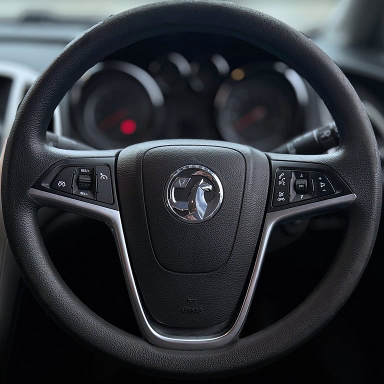 Vauxhall, ASTRA, Hatchback, 2011, Manual, 1598 (cc),5 doors - Image 7