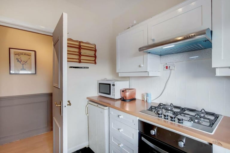3 bedroom flat in Balham Hill, London, SW12