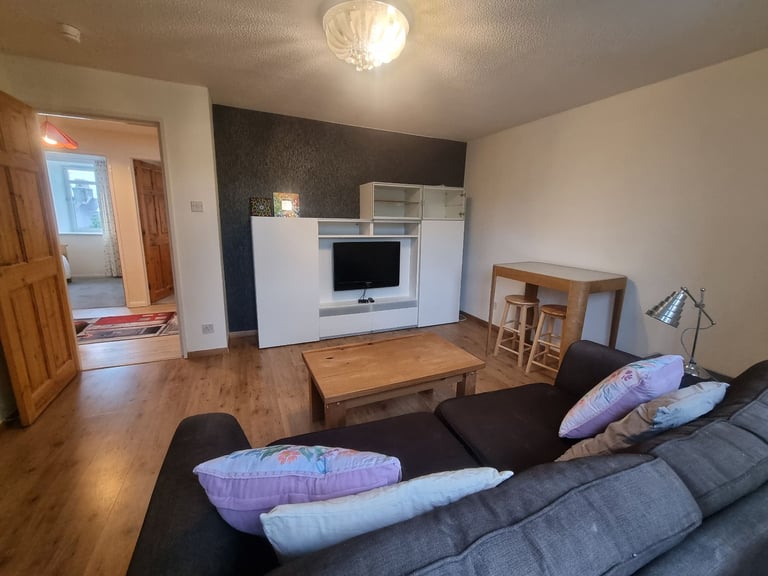 Spacious, West End 2 bedroom Flat on Beautiful Tree Line Street.