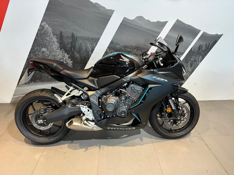 Honda CBR 650 R 2023 with only 988 miles 