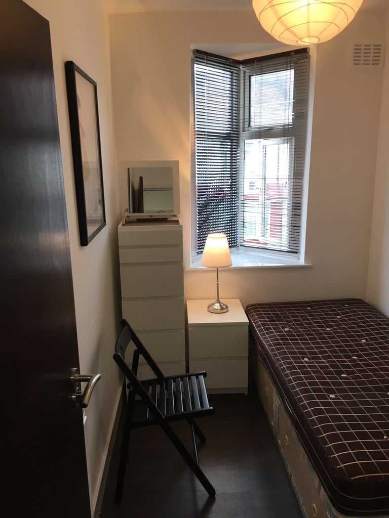 SMALL SINGLE ROOM IN CLEAN AND QUIET HOUSE, 4 MIN WALK TOTTENHAM TUBE, WIFI