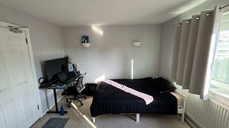 Luxurious en-suite in double room at Three Bridges. Available from 01/11/25, 1 person only. 