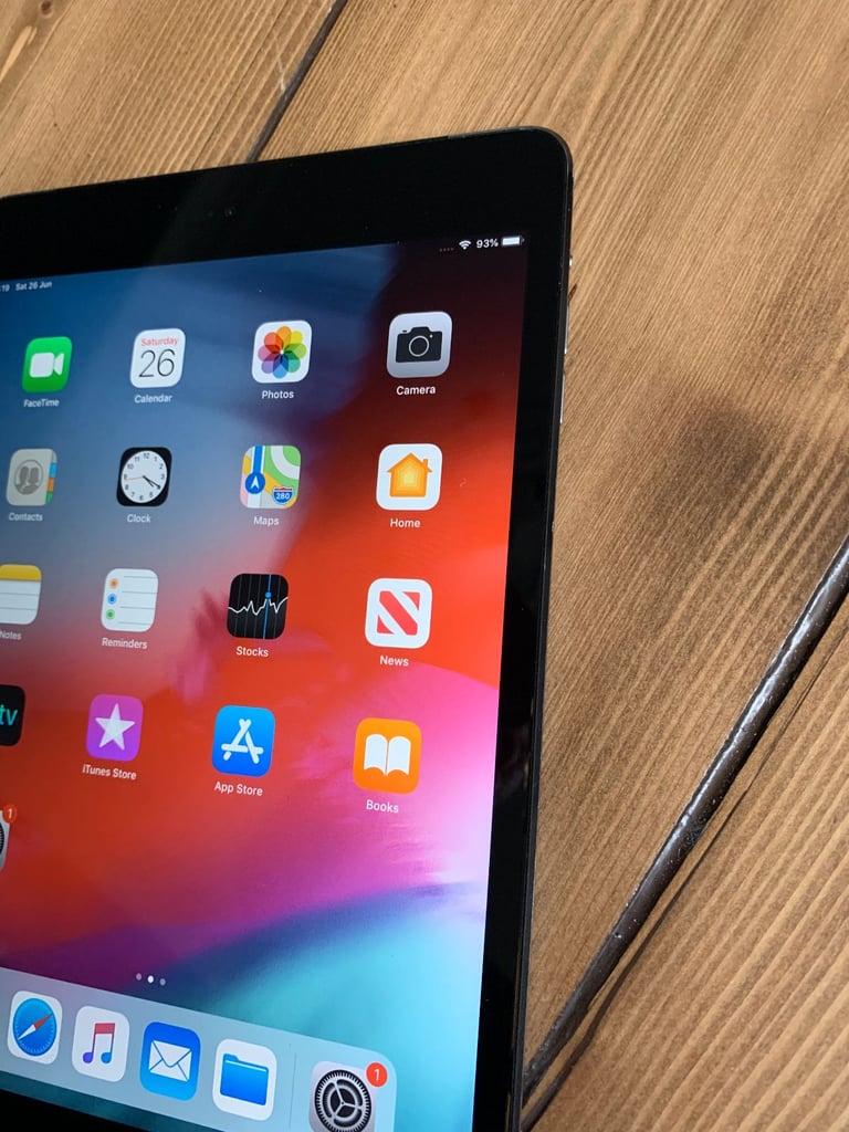 APPLE IPAD MINI 2 32GB WIFI CELLULAR IOS12 - FREE charger - great condition can deliver