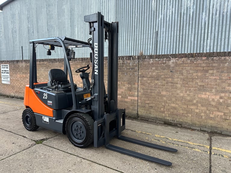 2011 Doosan 2.5t diesel forklift, nearly new tyres, sideshift 