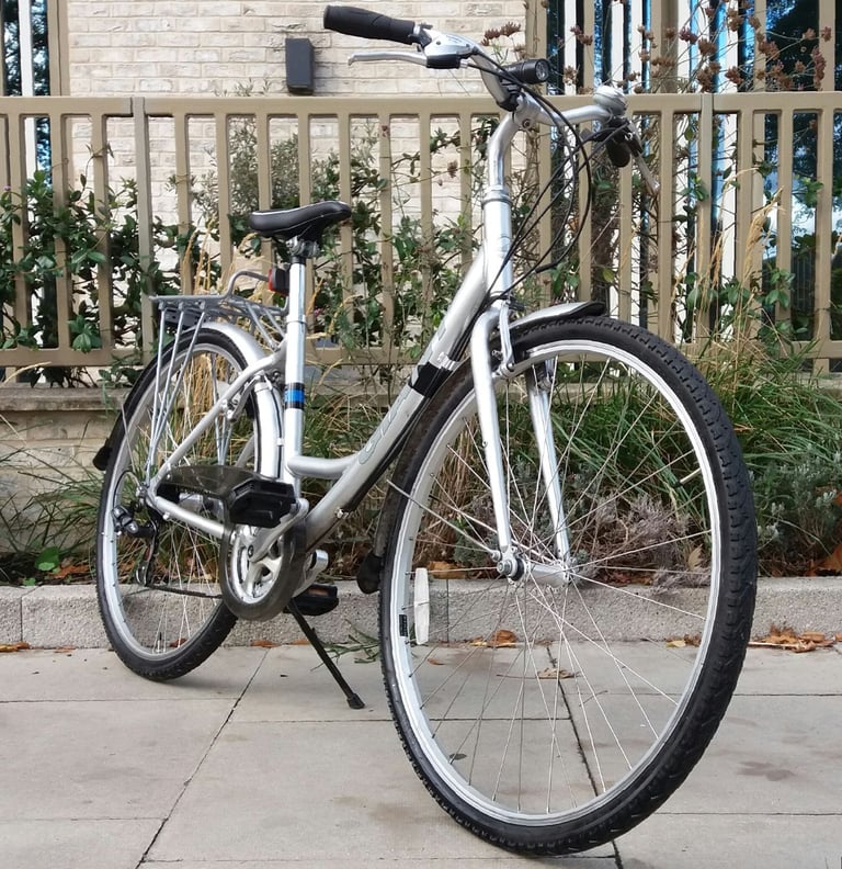 GIANT LIKE NEW LADIES HYBRID BIKE COMFORTABLE AND ELEGANT CITY BICYCLE