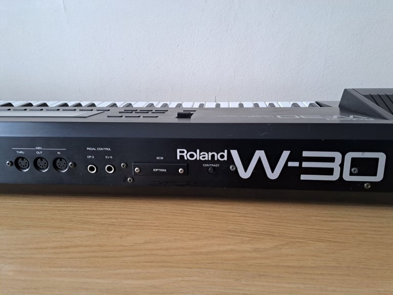 Roland W-30 Sampling Workstation Synthesizers Keyboard ( Rare ) + Metal Case
