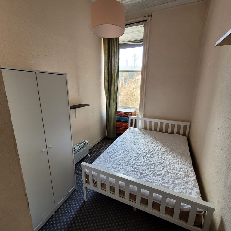 Double Room in all-female Marchmont flat 10 mins walk from university overlooking the Meadows.