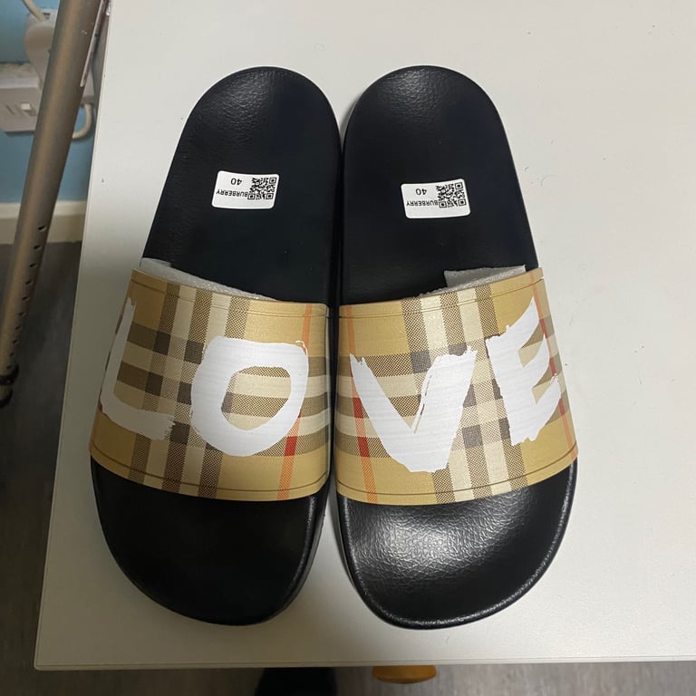 Burberry Sliders Limited Edition LOVE