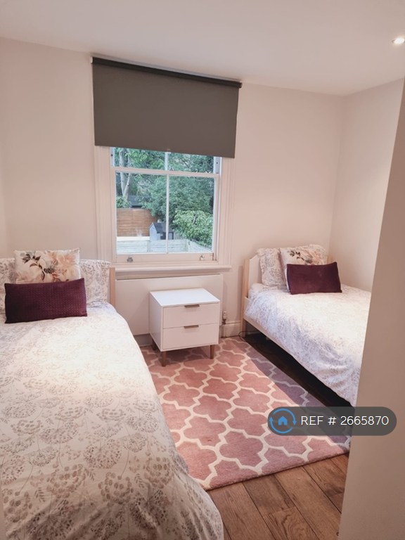 3 bedroom flat in Heathfield Gardens, London, W4 (3 bed) (#2665870)