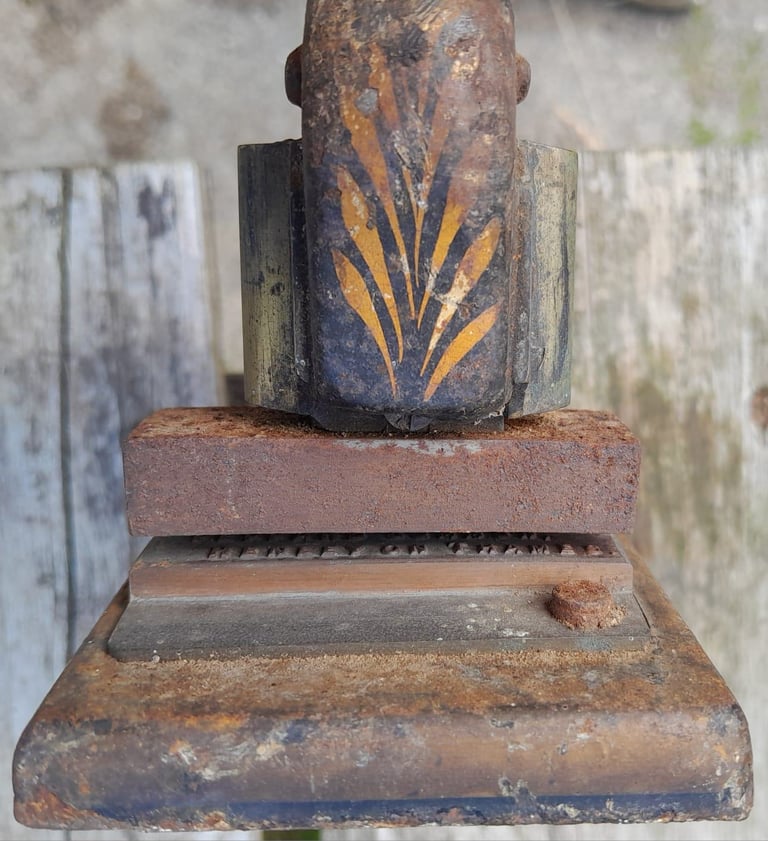 ANTIQUE CAST IRON DESK TOP EMBOSSING MACHINE
