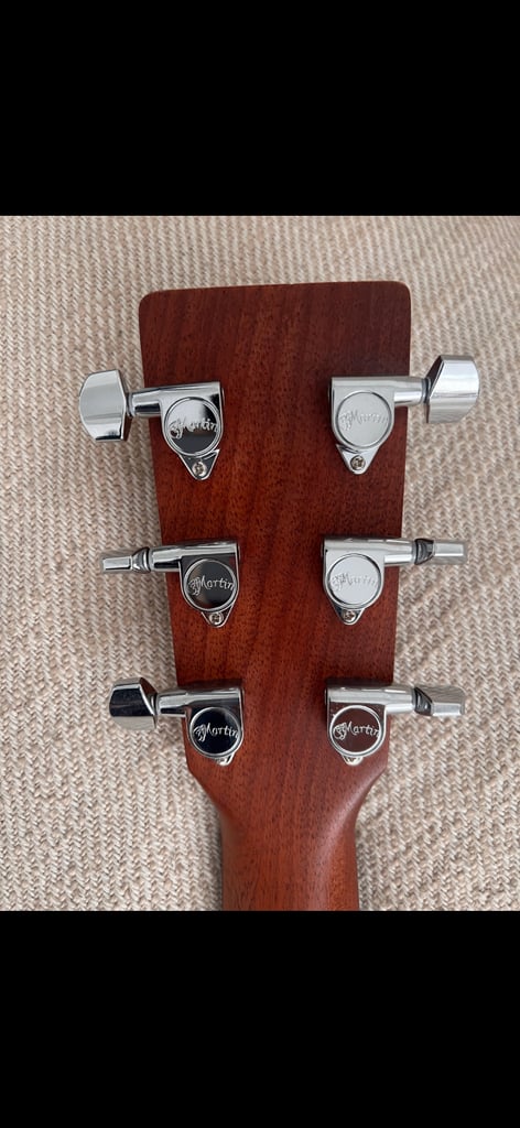 Martin 000-10e All solid wood Martin accoustic guitar with fishman pickup 