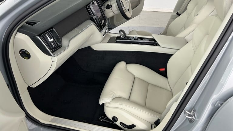 2025 Volvo V60 Plus, B4 Mild hybrid, Petrol, Dark Estate Petrol Automatic