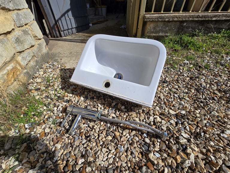 Bathroom sink & mixer tap Very Good Condition 