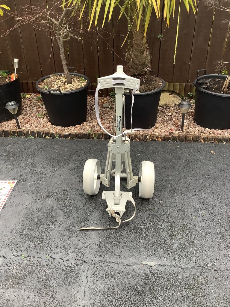 A lovely Donnay International Aluminium/silver 2 wheel push/pull golf trolley.