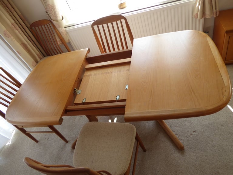 Benny Linden Dining Room Extendable Table / Six Matching Chairs