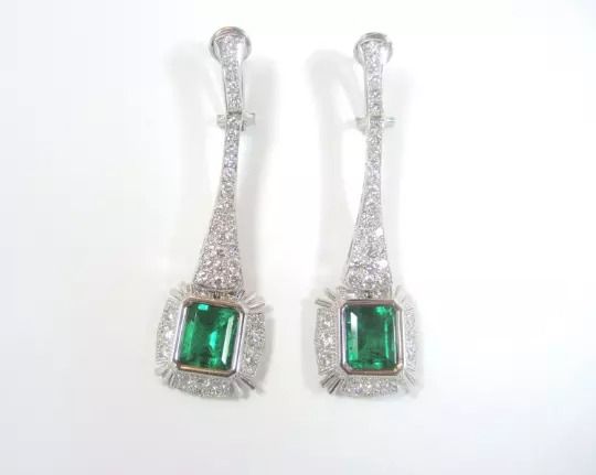 Colombian Fine Emerald Earrings 8.42 / D. 4.50 Cts 18K Yellow Gold & Platinum