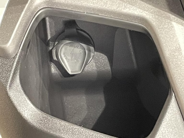 YAMAHA NMAX 125 2025 MODEL IN MILKY WHITE - IN STOCK AVAILABLE NOW !