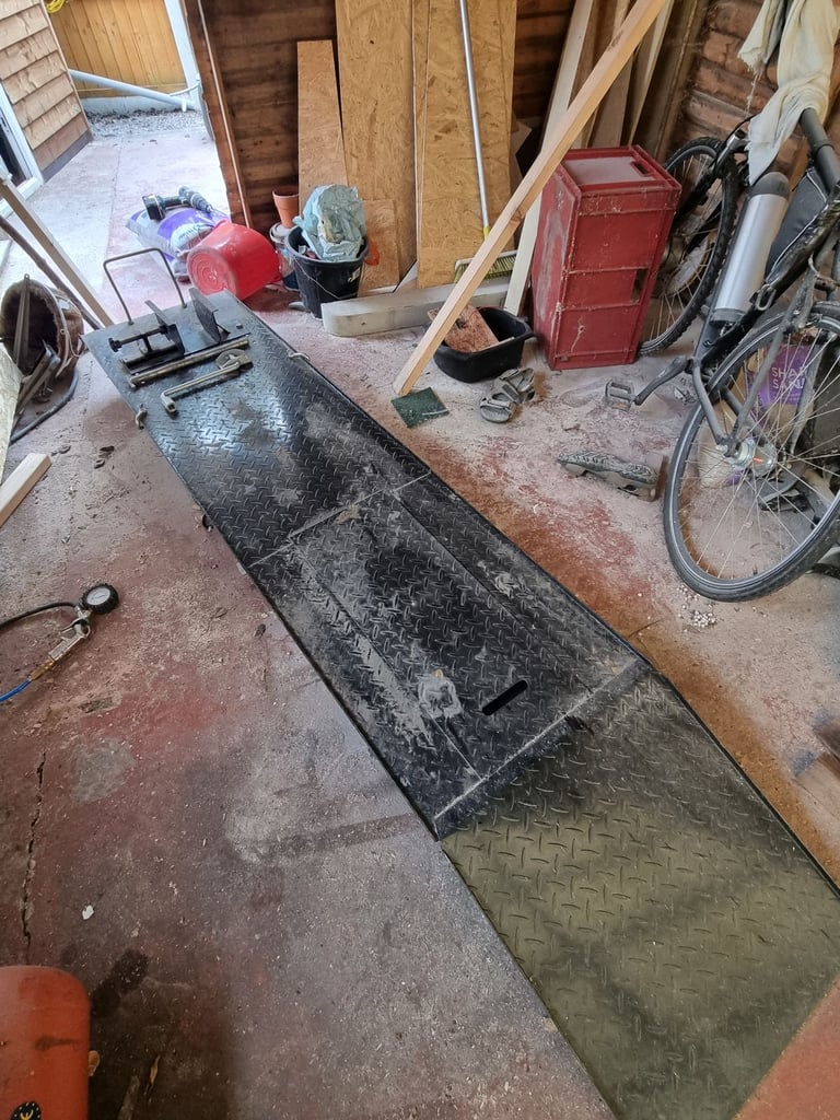 Motorbike hydraulic lifting table