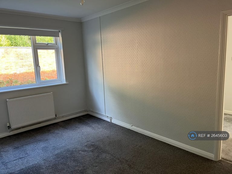 2 bedroom flat in Beacon Hill Court, Hindhead, GU26 (2 bed) (#2645603)