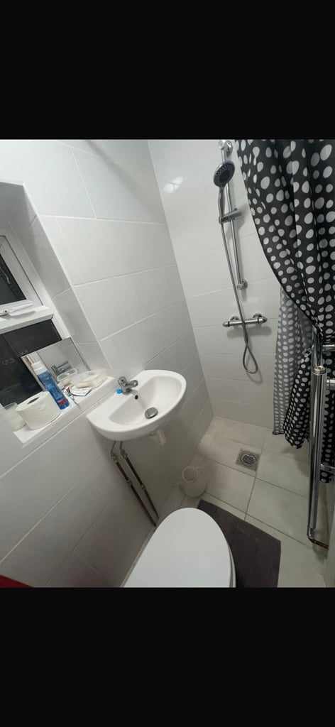 Studio flat to rent in Romford RM7